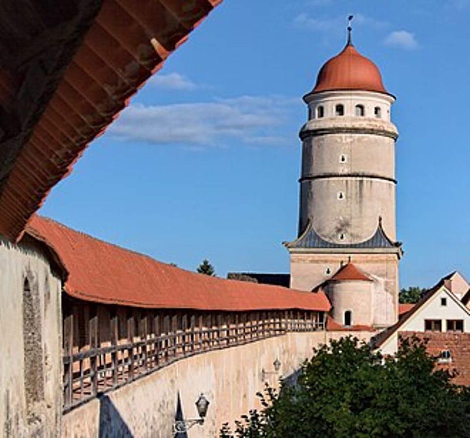 Nördlingen, Stadtmauer. Wehrgang und Turm über dem Löpsinger Tor.
